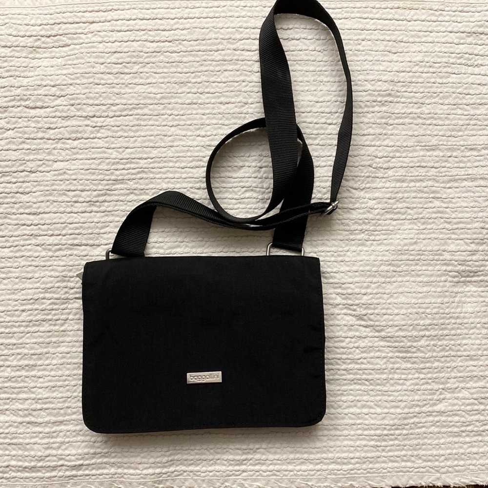 Bagallini Crossbody black flat front bag purse adjustable 3 compartments